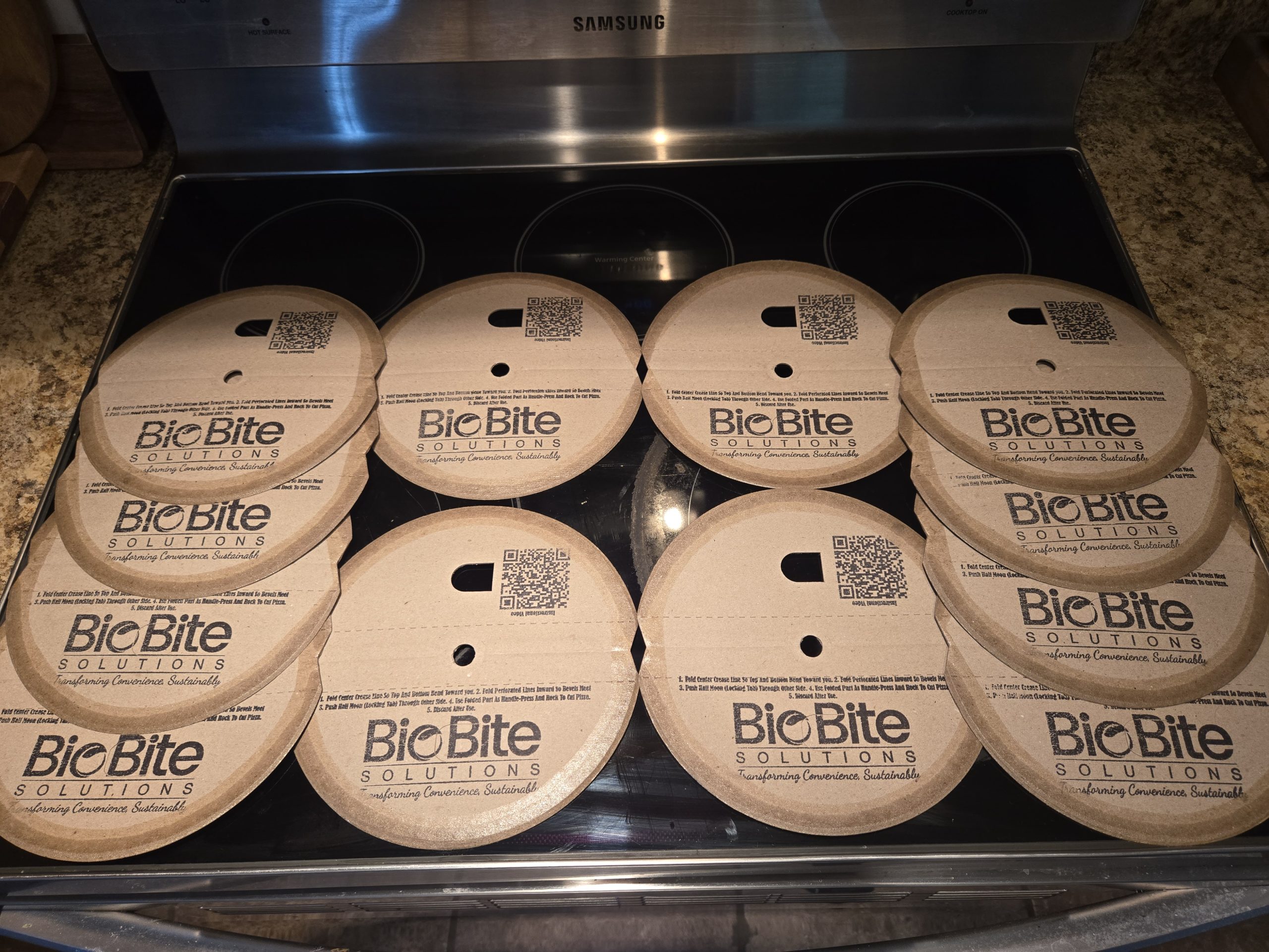 Select Bundles Eco-Friendly Pizza Cutter with Cardboard Blade - Image 2